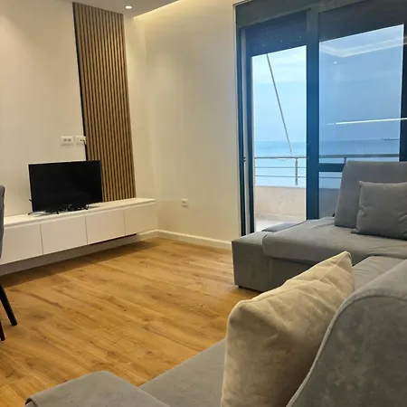 Lux Beachfront ドゥラス