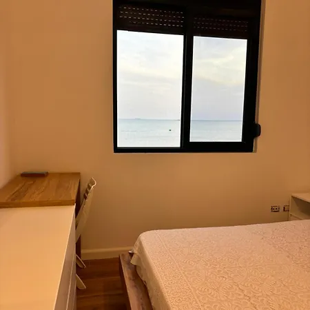 Lux Beachfront Apartmán