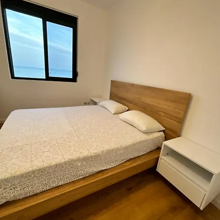 Lux Beachfront Apartmán *